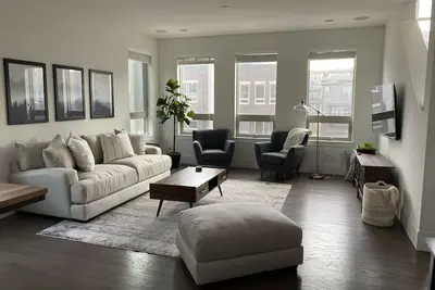 Image de Modern townhome w/rooftop patio. Mountain views. Easy access to Denver & Boulder