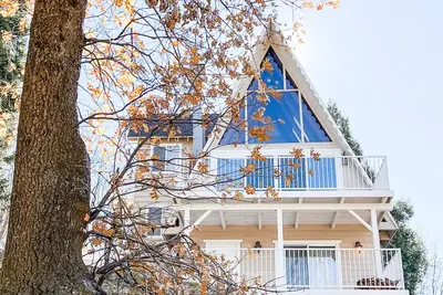 Image de Kinship Cabin, Modern Cozy A-Frame with beautiful Lake Views.