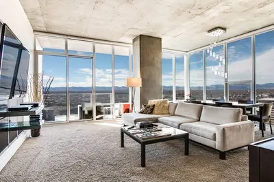 Image de Luxe Coin 2 Bd / 3bth Condo face de Denver Convention Center