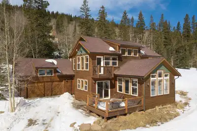 Spacious, hot tub, flat driveway access, mountain views, & Starlink internet