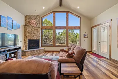 Image de New luxury cabin bordering Zion! 3 king beds/baths. Short drive to Bryce Canyon.