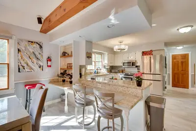 Image de 5-Acre ‘Graceland’ Family Home in West Des Moines