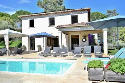 4 Bedroom air con villa with private pool- 5 mins from Valbonne