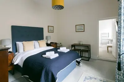 Image de Luxury King bedroom with ensuite bathroom in a wing of a private Country House