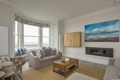 Image de A 4-bedroom luxury holiday home with enchanting sea views across Milsey Bay Beach