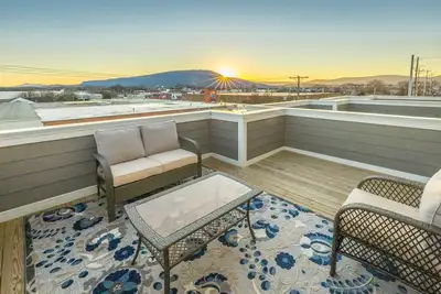 Image de E. 17th Street | 4 Bed, 3 Bath