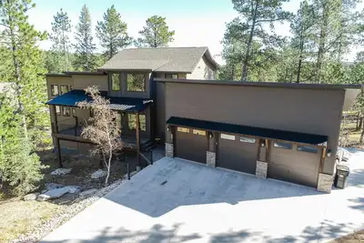 Image de Unique 3-Level 3, 500 Sq. Ft. W/ 3 Covered Decks, a Hot Tub, and Fire Pit!