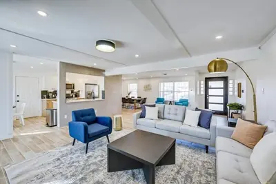 Image de Stunning Dallas Home w Beautiful Yard, Big Groups