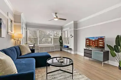 Image de Radiant & Airy 2br Apartment near Shops