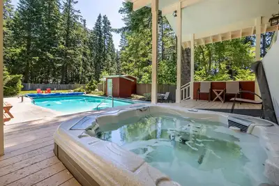 Maple Leaf Lodge-Hot Tub, Fenced Yard, Wifi, Dogs
