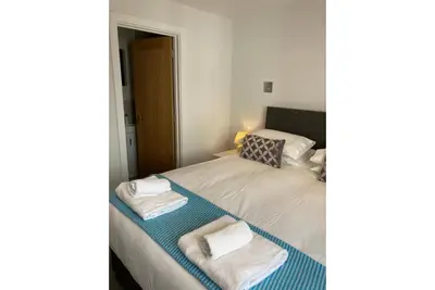 Image de Brand New 1 Bdrm Apt Close To Town South Facing Garden Free Parking