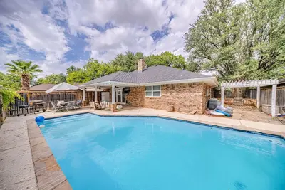 Image de Right At Home-Midland Oasis with pool-billiards