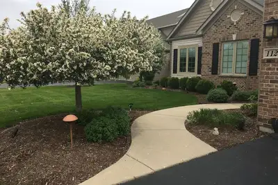 Image de Rare executive upscale ranch in lake neighborhood with fenced yard