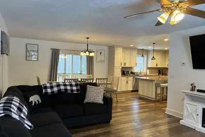 Image de Salt Water Pool-7 Person Hot tub- Open Concept 4Bd-2ba Home-Game Rm & 2 Firepits