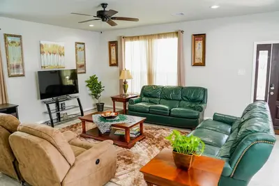 Image de Clean & Cozy new Home, 30 mins to George Bush Intl/ downtown 5 mins to woodlands