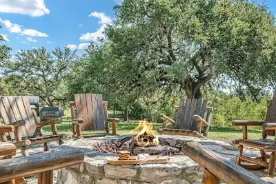 Image de Wine Cellar Farmhouse | 3 King Beds | Full Kitchen | Pet Friendly w/ fee