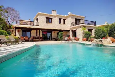 Villa Adonia Luxury 4 bed, all ensuite, superbe piscine à l'infini et vue sur la mer
