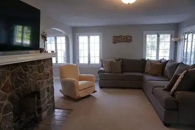 Image de Lakeside cottage, steps away from the lake, perfect for family and friends