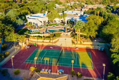 Image de Camelback Mountain Luxury, with Cozy fire features, a private Pickleball Court!