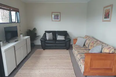 Image de Comfortable unit 30 mins from City, near bus stops.