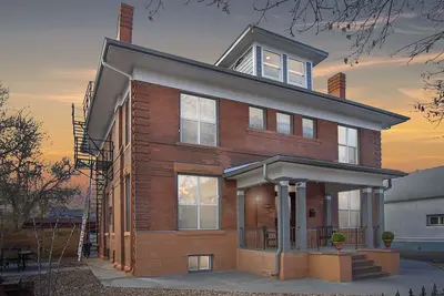 Image de Historic Coors Mansion: Urban Oasis, Spacious Patio, Bbq Grill, Gourmet Kitchen