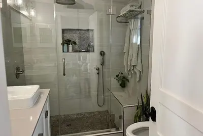 Image de Beautiful redone home in the hills north of Pasadena near hiking and wildlife. . .