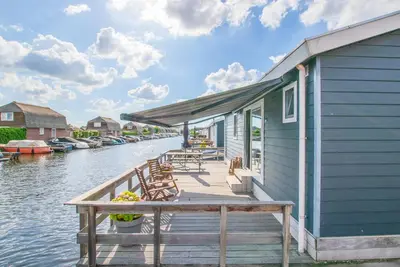 Image de Chalet moderne avec embarcadère privé sur l'eau