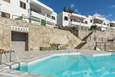 Image de « Appartement Cumana 2 – vue sur la piscine » avec vue montagne, terrasse, piscine partagée et Wi-Fi