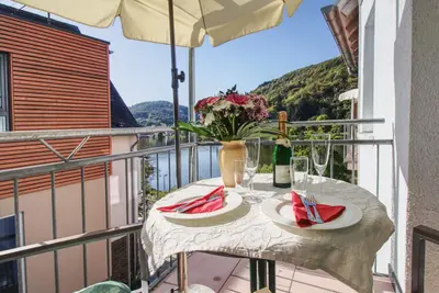Image de Apartment with balcony directly on the banks and with a view of the Moselle