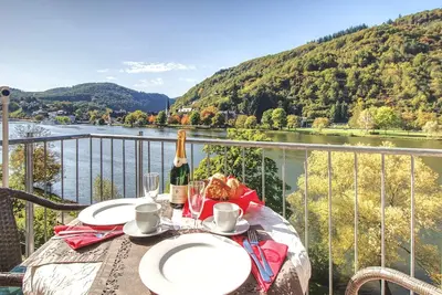 Image de Apartment with balcony directly on the banks and with a view of the Moselle