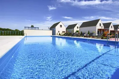 Image de Maisons de luxe avec piscines pour 6 personnes non loin de la plage de Rogowo