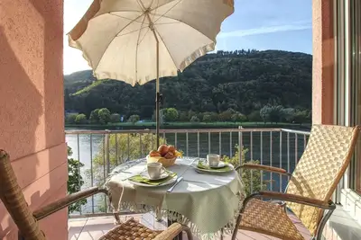 Image de Apartment with balcony directly on the banks and with a view of the Moselle