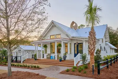 Lowcountry Cottage - A Hidden Gem in Moreland Village!