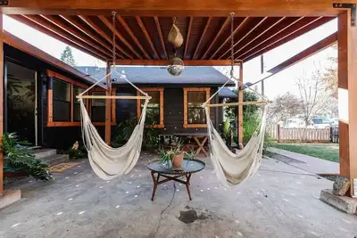 Image de | The Jungle Bungalow | Downtown Chico |