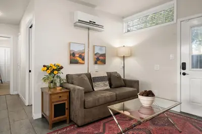 Image de Visit our bright, spacious and clean centrally located one bedroom!