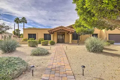 Image de 11 Mi to Phoenix: Tempe Escape w/ Patio & Bar!