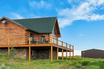 Image de Wheatgrass Guest Cabin - Wonderful log cabin located just east of Livingston!