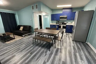 Image de Cheerful 3 Bed home w/ free parking, Wifi, Full Kitchen & Workstation. Sleeps 9