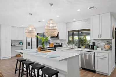 Image de Beautiful 4 bedroom vacation house- large, heated pool- beautiful beaches nearby