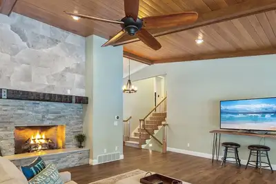 Image de Luxury Home—Golf Course Views, Hot Tub, and Garage Access for Ultimate Comfort!
