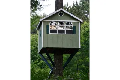 Image de Cozy Waterfront Cottage with Charming Treehouse