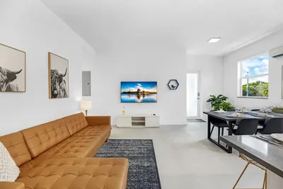 Up To 12 Guests! Modern house near Wynwood