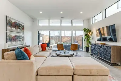 Image de Cozy Modern Home + Private Pool + Central Dallas Location