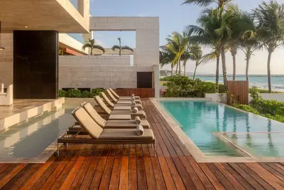 Image de Modern 7 bed, beachfront masterpiece close to town!