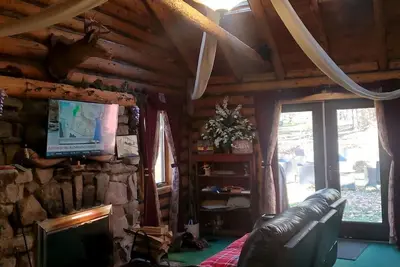 Image de 1913 Love Shack Bethel Woods 2 miles away Large Juke Box 6 Breweries Near By
