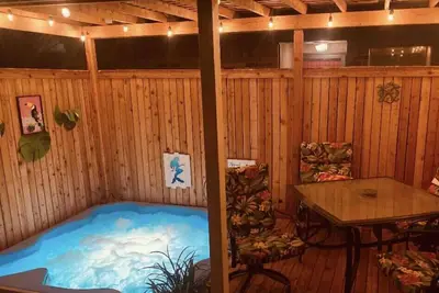 Image de Right At Home-Midland Hot Tub Delight
