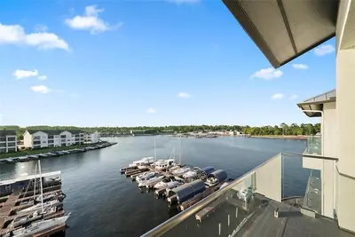 Image de Luxury condo with stunning lake views