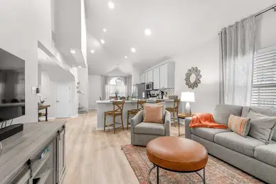 Image de Luxury Condo 3 Bedrooms! Bunks! Sleeps 9, Newly Remodeled, Outdoor Pool | #2-5