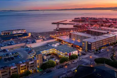 Image de Waterfront 2 Bedroom Suite with Large Wrap Around Deck-View of Sf Bay