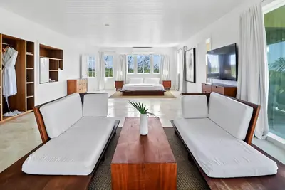 Image de Complimentary Concierge + Private Beaches & Pool + Chef Services + King Suites